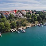 Kastanjez Iv Cr * Pula