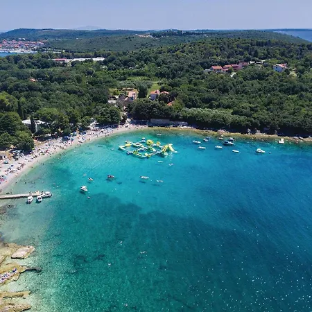 Stunning Apartment In Pula With Kitchen Apartment